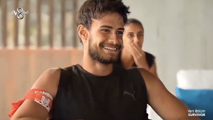 Survivor Batuhan'a Milyonları Şoka Sokan Destek! Meğer Arkasındaki Güç Oymuş... Duyunca Şok Şaşıracaksınız! Denizde Kum, Onda SMS