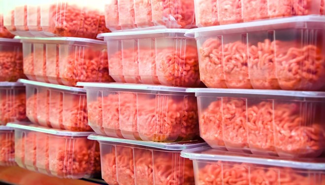 Kadınlardan biri diğerine 5 kiloluk kıymayla saldırdı