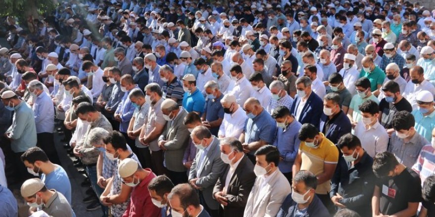 Koronavirüsten ölen tarikat liderinin cenazesinde tedbirler hiçe sayıldı