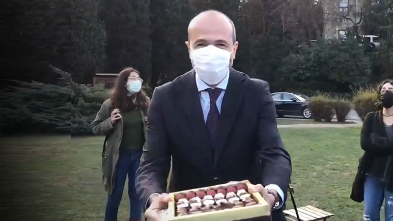Boğaziçi Üniversitesi'ndeki eylemde öğrencilere çikolata dağıtan Melih Bulu'nun arkadaşı Volkan Gazioğlu rektör danışmanı oldu