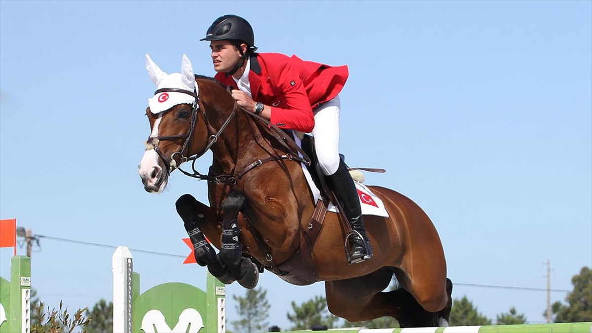 Milli Binici Derin Demirsoy İtalya'daki Engel Atlama Yarışlarında Birinci Oldu