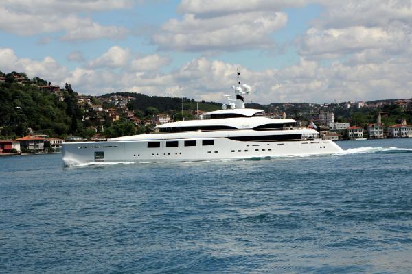 75 milyon dolarlık lüks yat İstanbul Boğazı'ndan geçti, gören dönüp tekrar baktı