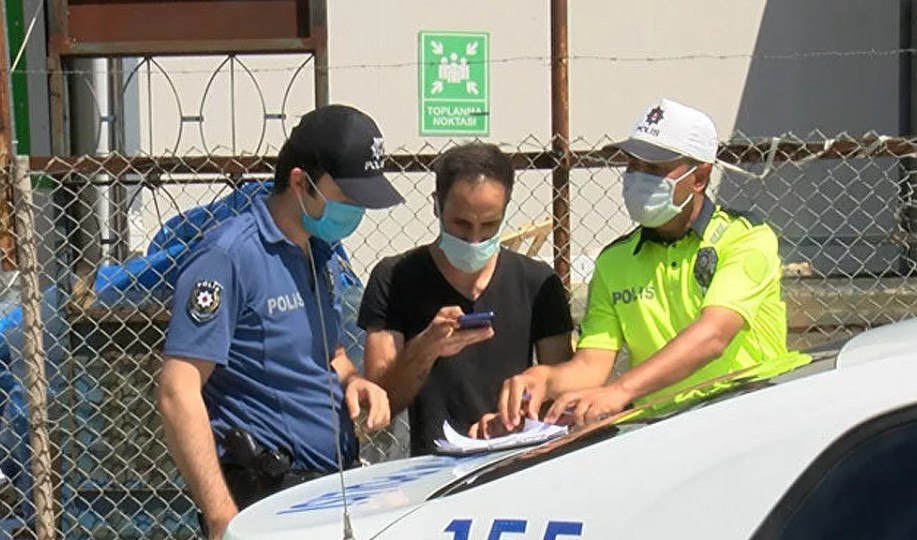 Kendisine kısıtlama ihlalinden işlem yapan ekibi görüntüleyince gözaltına alındı