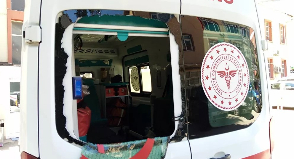 112 ekibine taşlı saldırı