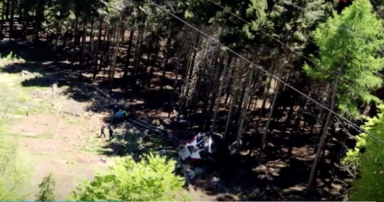 İtalya’da teleferik kazası: En az sekiz kişi hayatını kaybetti