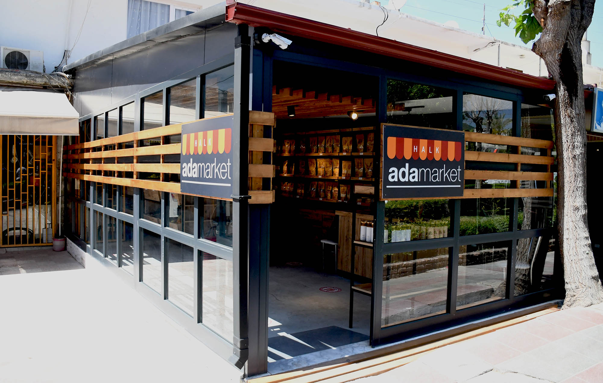 KUŞADASI’NDA UCUZ VE SAĞLIKLI GIDANIN MERKEZİ ‘HALK ADAMARKET’