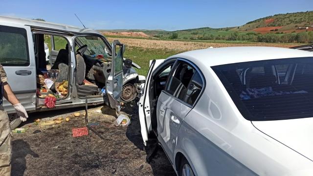 İki araç kafa kafaya çarpışınca ortalık savaş alanına döndü