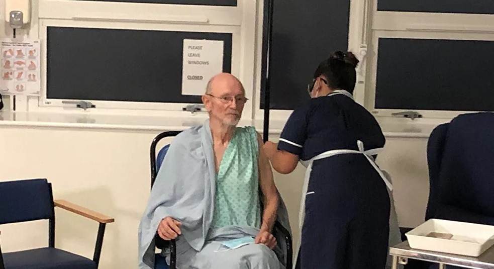 Koronavirüs aşısı olan William Shakespeare hayatını kaybetti