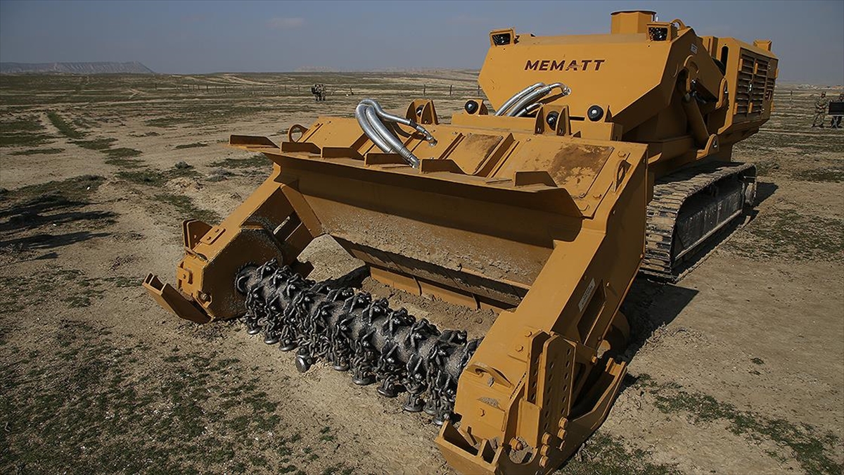 Azerbaycan'a 5 Mekanik Mayın Temizleme Teçhizatı Teslim Edildi
