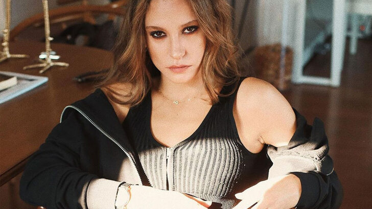 Serenay Sarıkaya 'dan Sürpriz Karar !