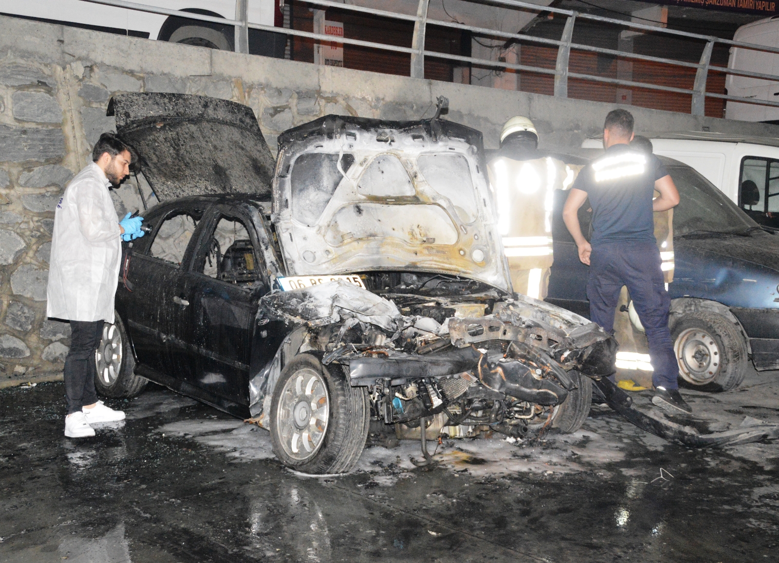 Şişli’de viyadük altında yanan 4 otomobilde kundaklama şüphesi