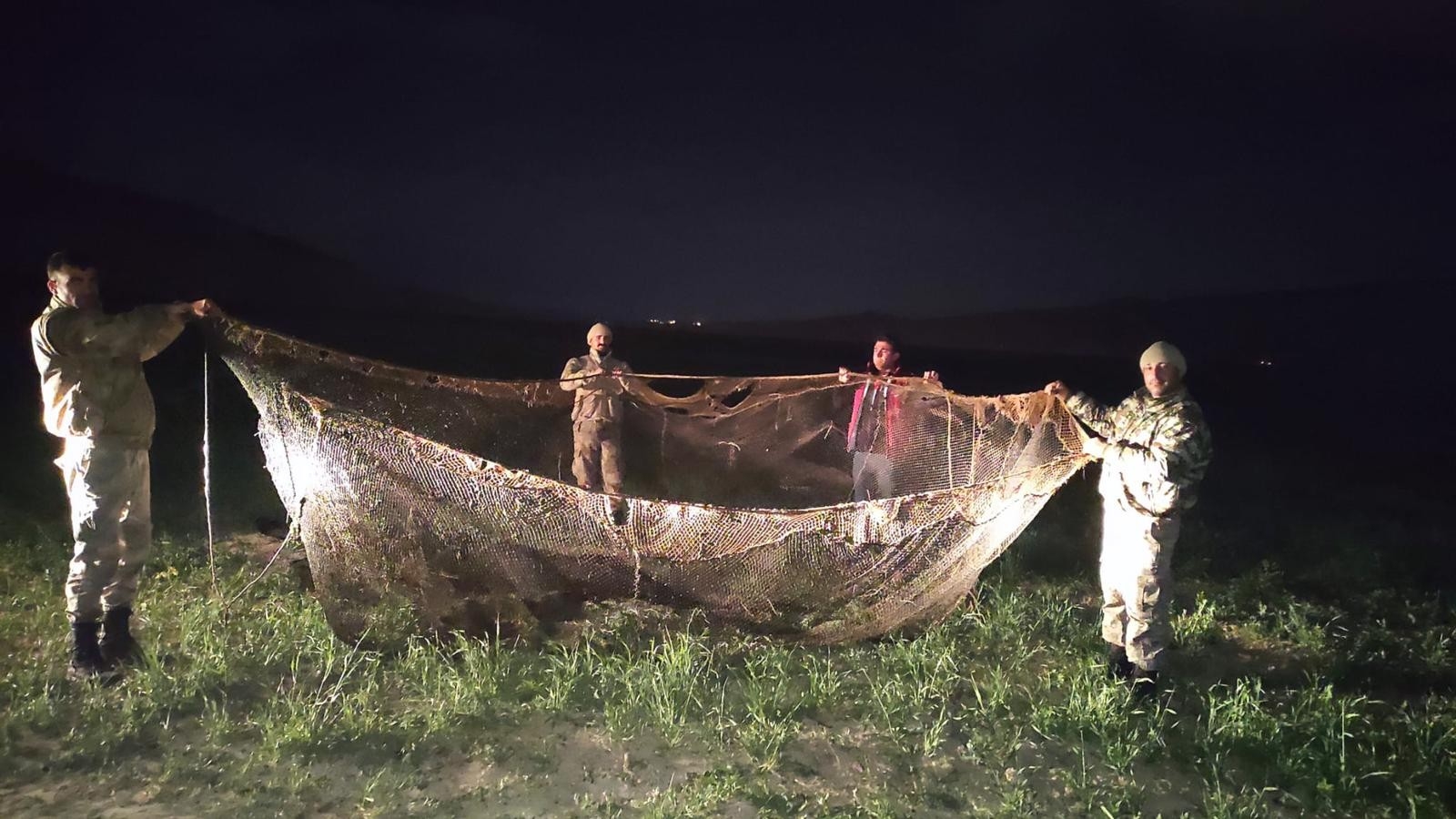 Van Gölü’nde kaçak avlanan 16 ton 200 kilo inci kefali ele geçildi