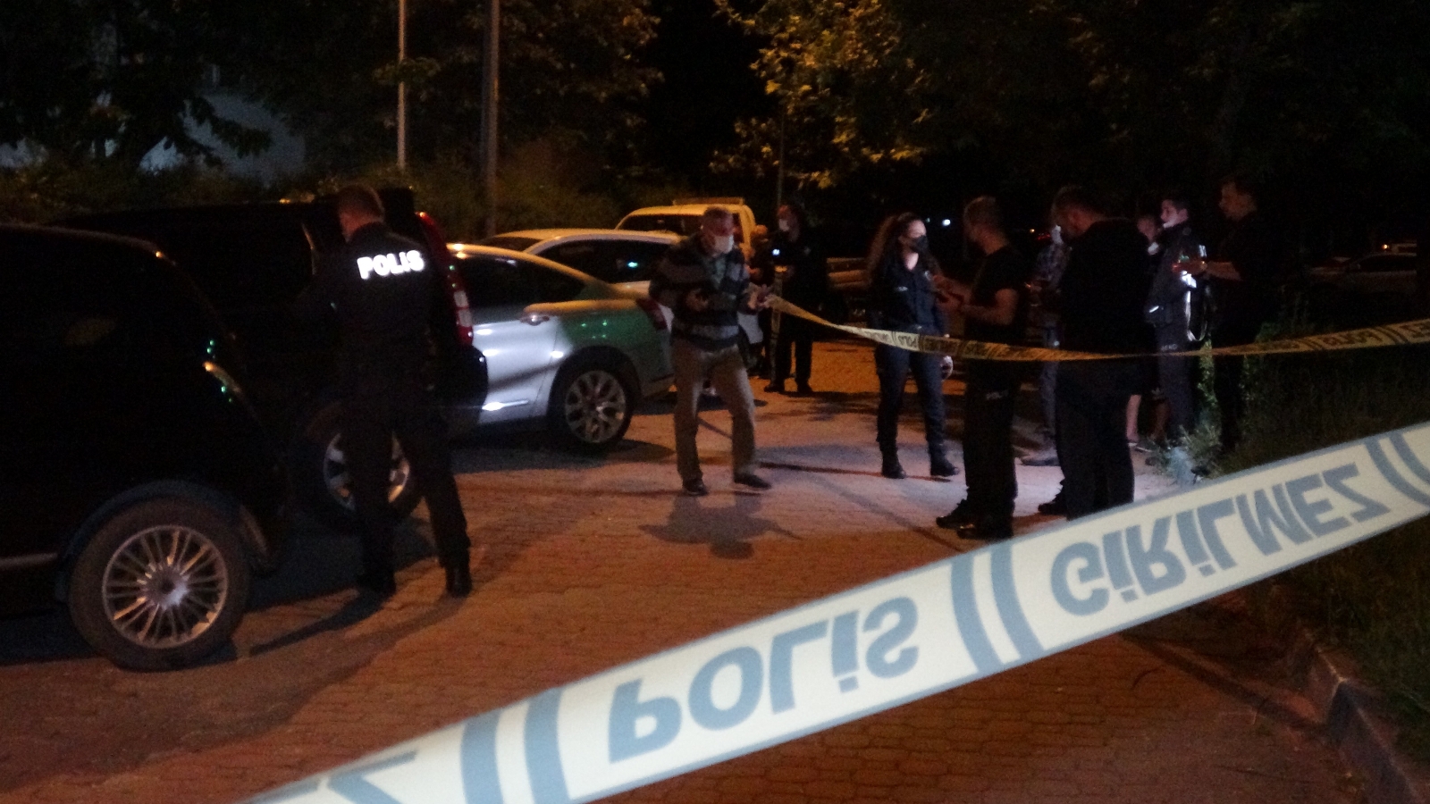 Sevgilisine ve arkadaşına evinin önünde kurşun yağdırdı