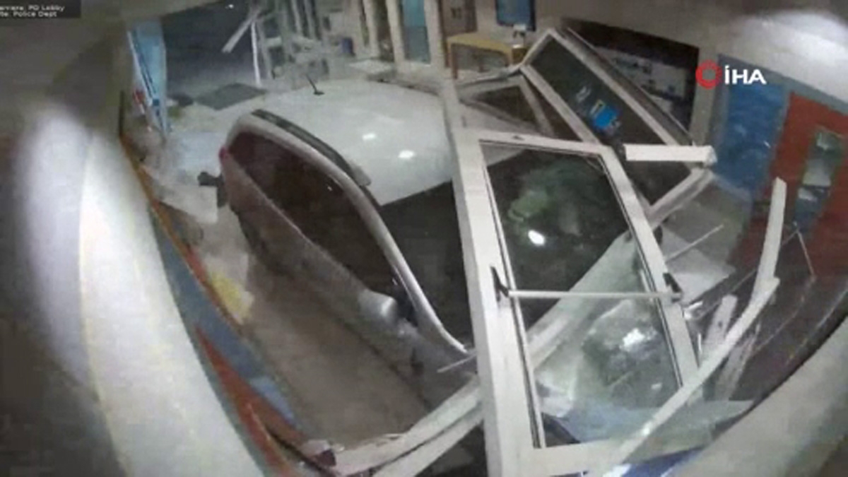 Sürücü hızını alamadı, karakola daldı