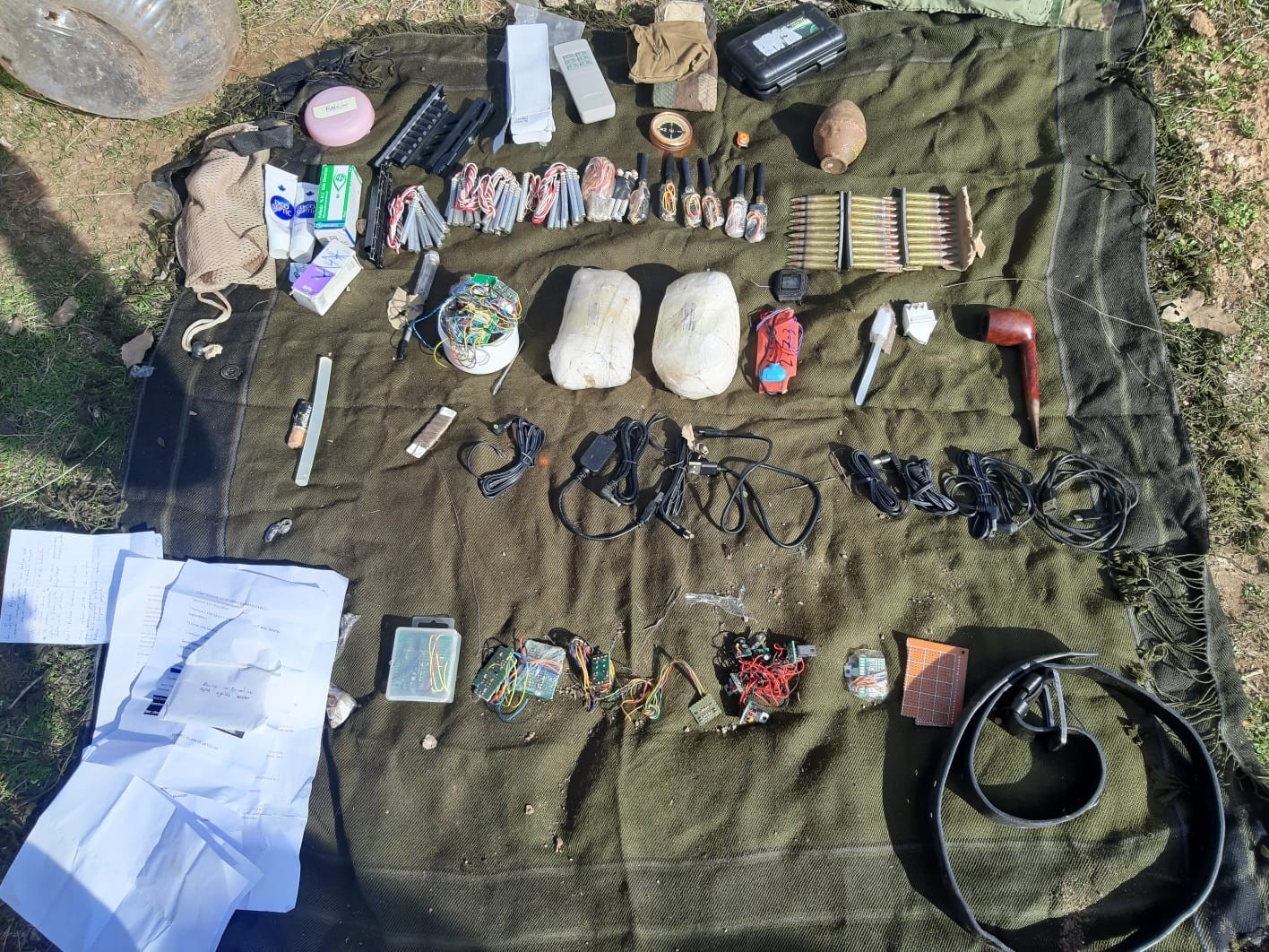 Teröristlere ait sığınaklarda plastik patlayıcı ve EYP düzeneği ele geçirildi