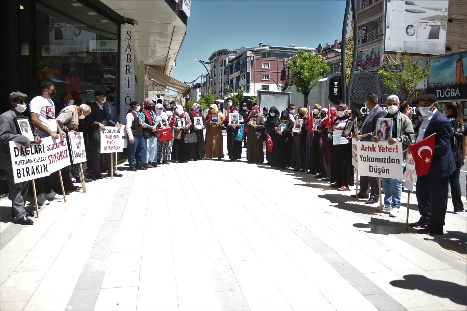 HDP önünde çocukları için eylem yapan Vanlı anneler: “Zafer bizim olacak”
