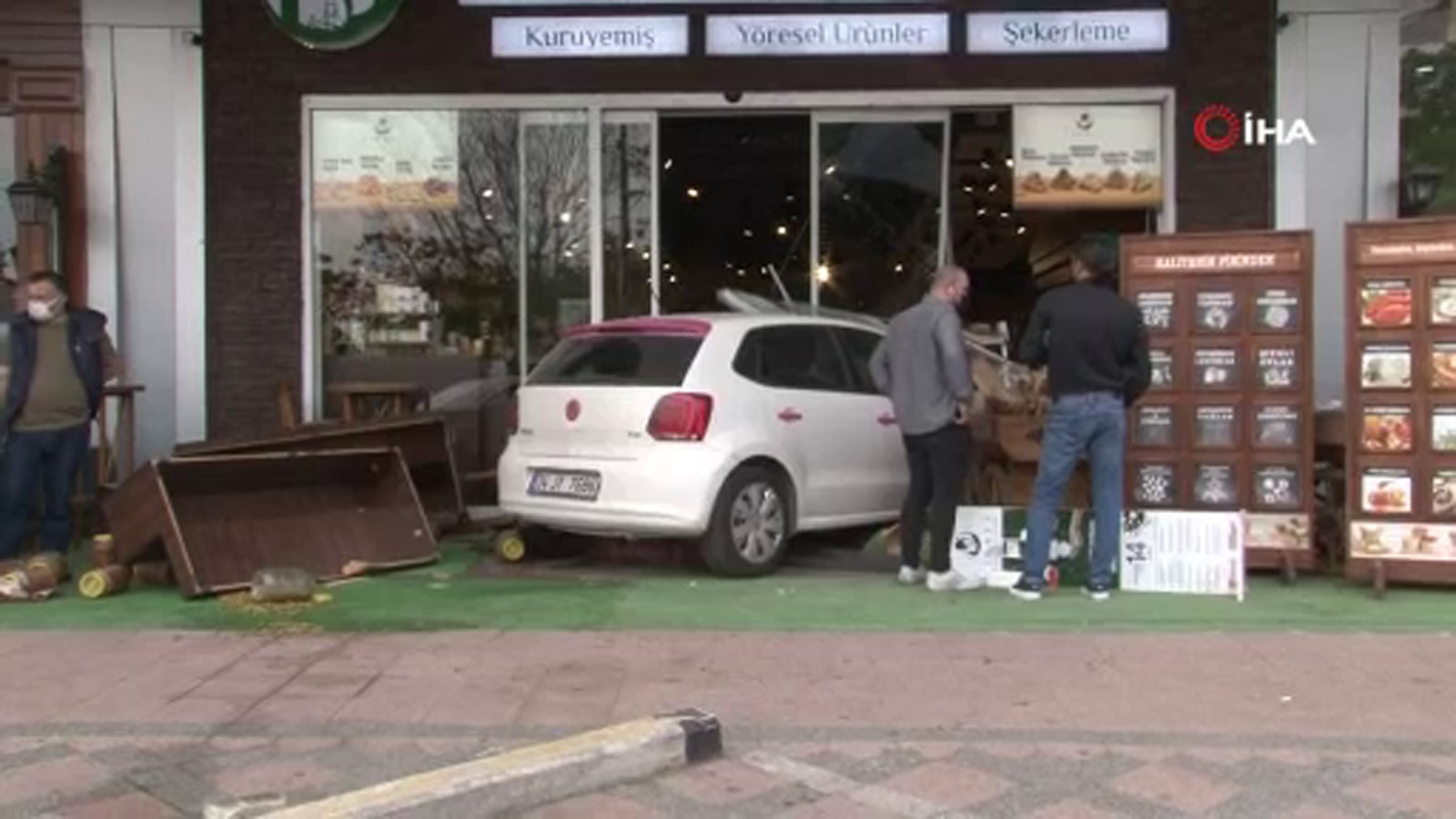 Sürücü fren yerine gaza basınca dükkanın içine girdi