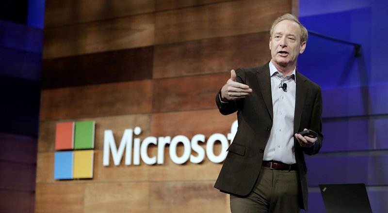 MICROSOFT BAŞKANI BRAD SMITH: ''İNSANLARI KORUYACAK YASALAR ÇIKMAZSA YAPAY ZEKA İNSANLIĞIN ÖNÜNE GEÇEBİLİR''