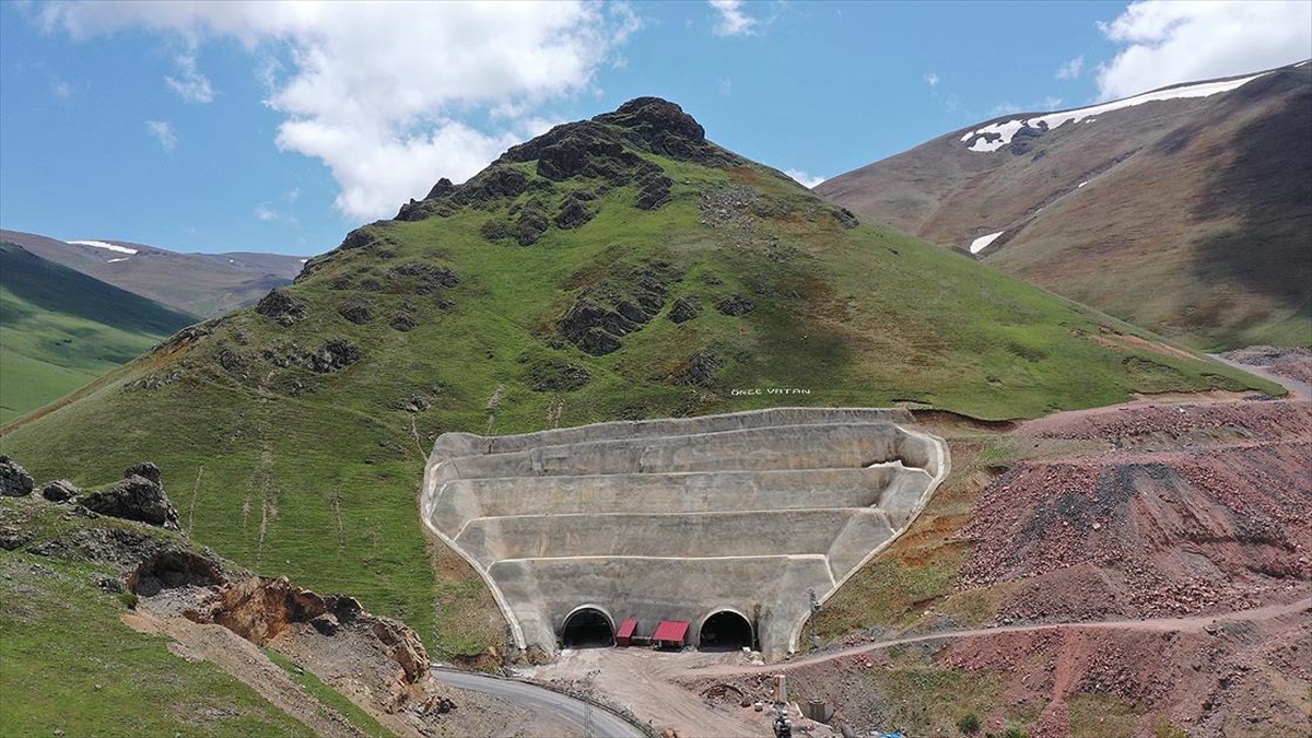 'Mevsim Değiştiren' Eğribel Tüneli Virajları Bertaraf Edip Yolu Kısaltacak