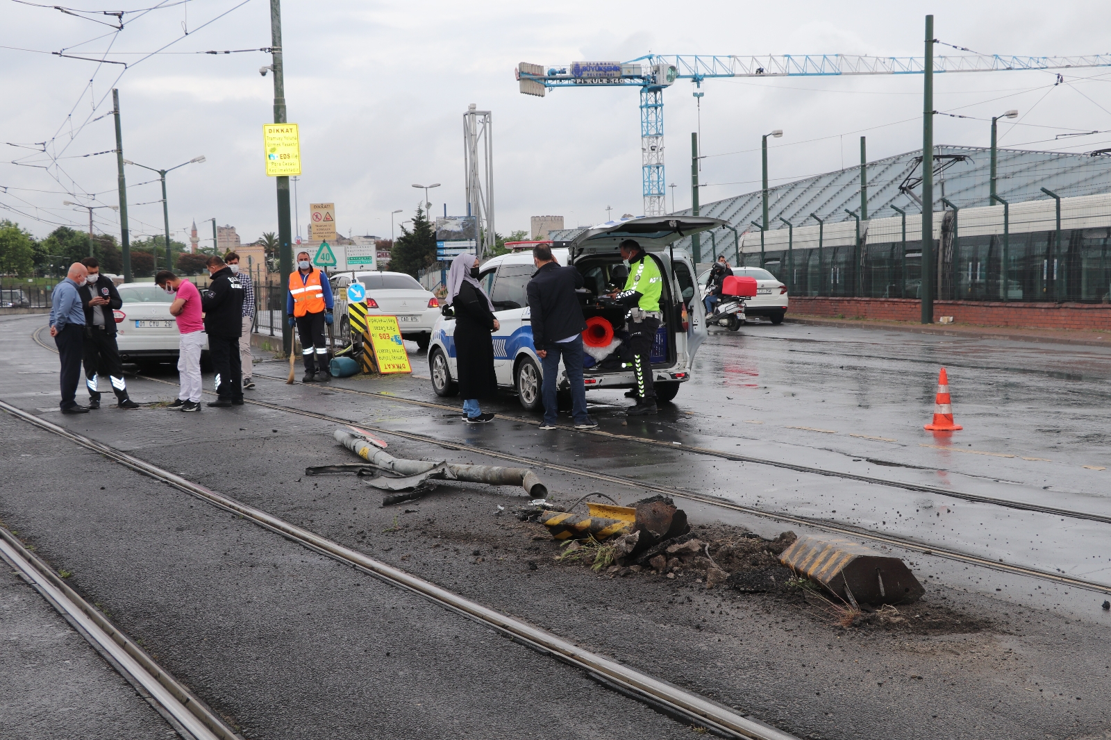 Topkapı’da otomobil tramvay yoluna girdi, seferler aksadı