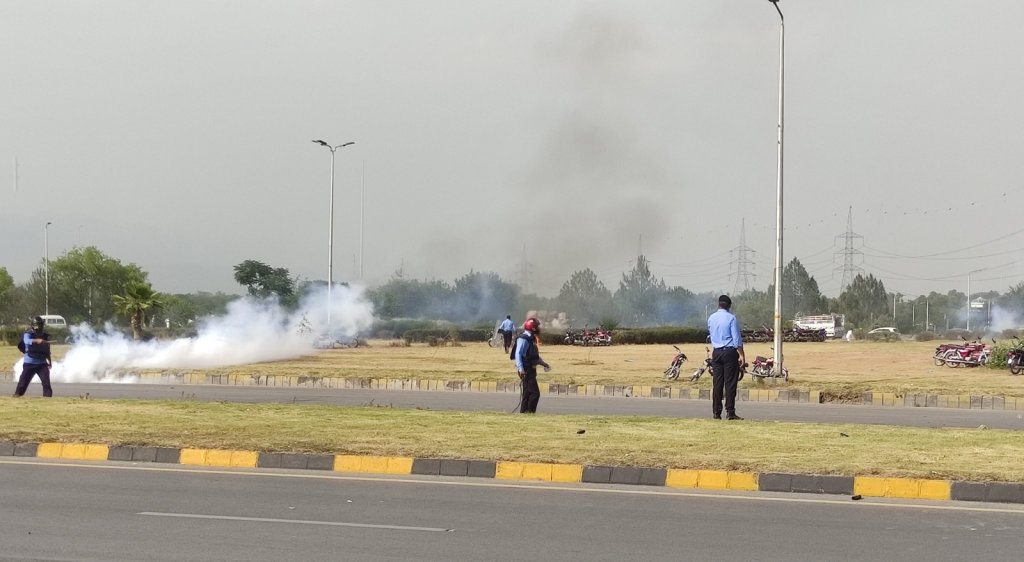Pakistan’da öğrenci protestosuna polisten gazlı müdahale