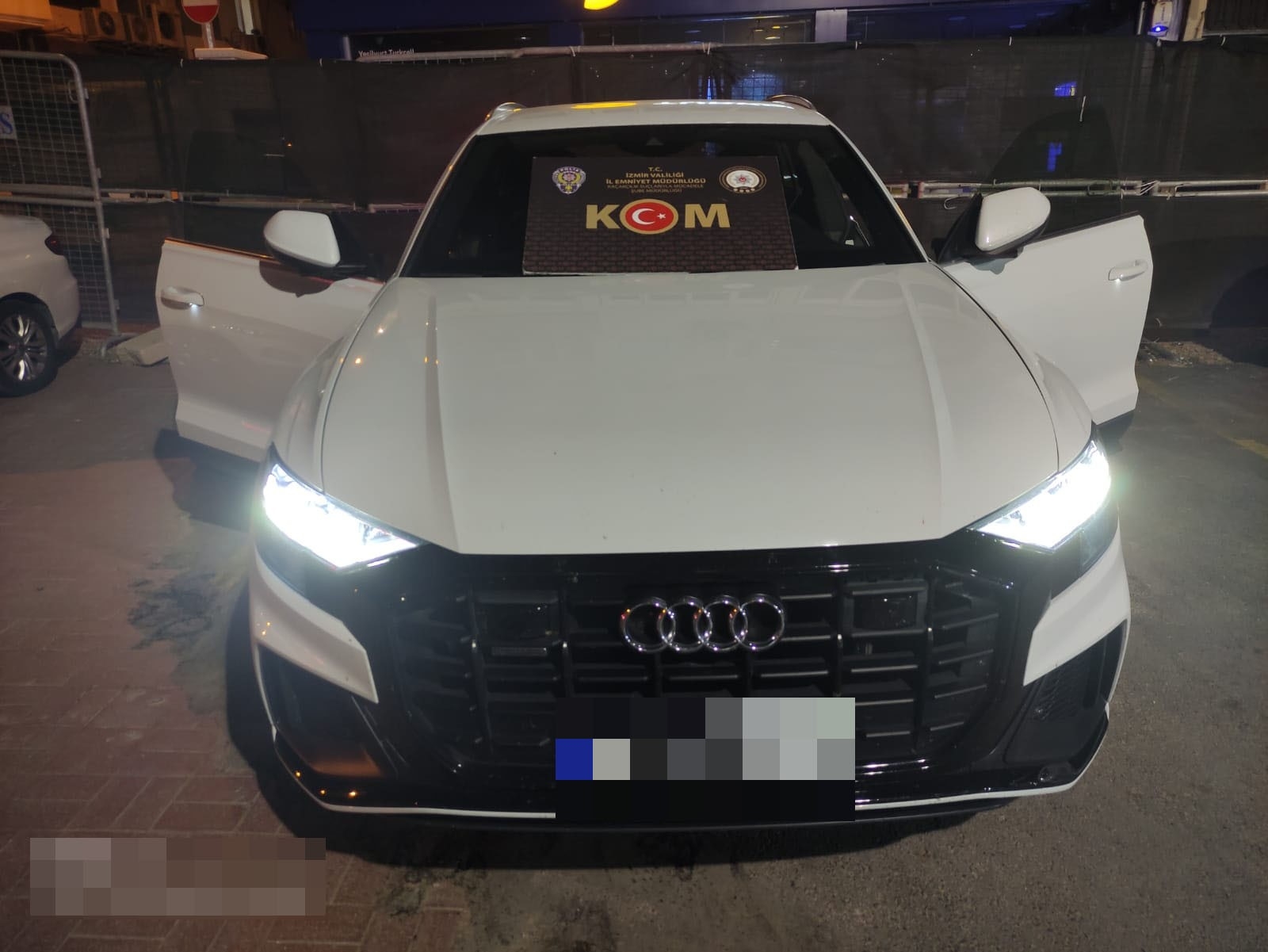 İzmir’de kaçak lüks otomobil operasyonu: 1 tutuklama