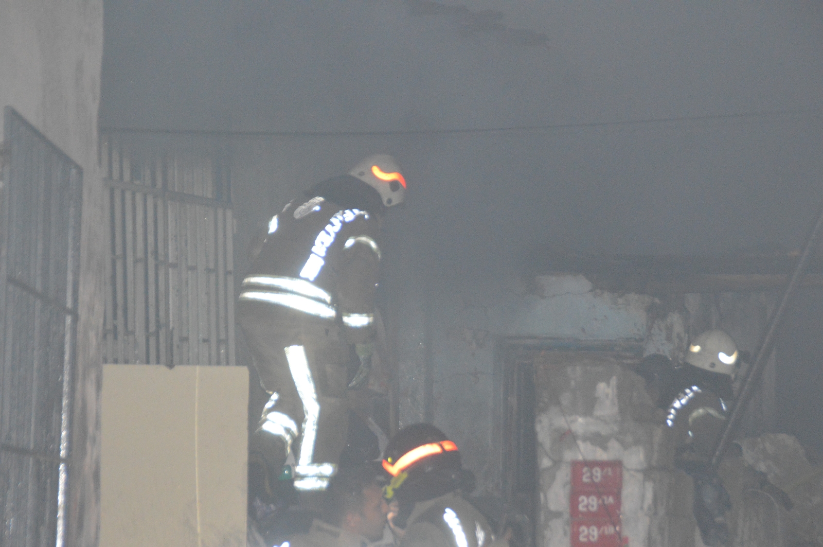 Yangında çatıdan atlayan şahıs bacağını kırdı