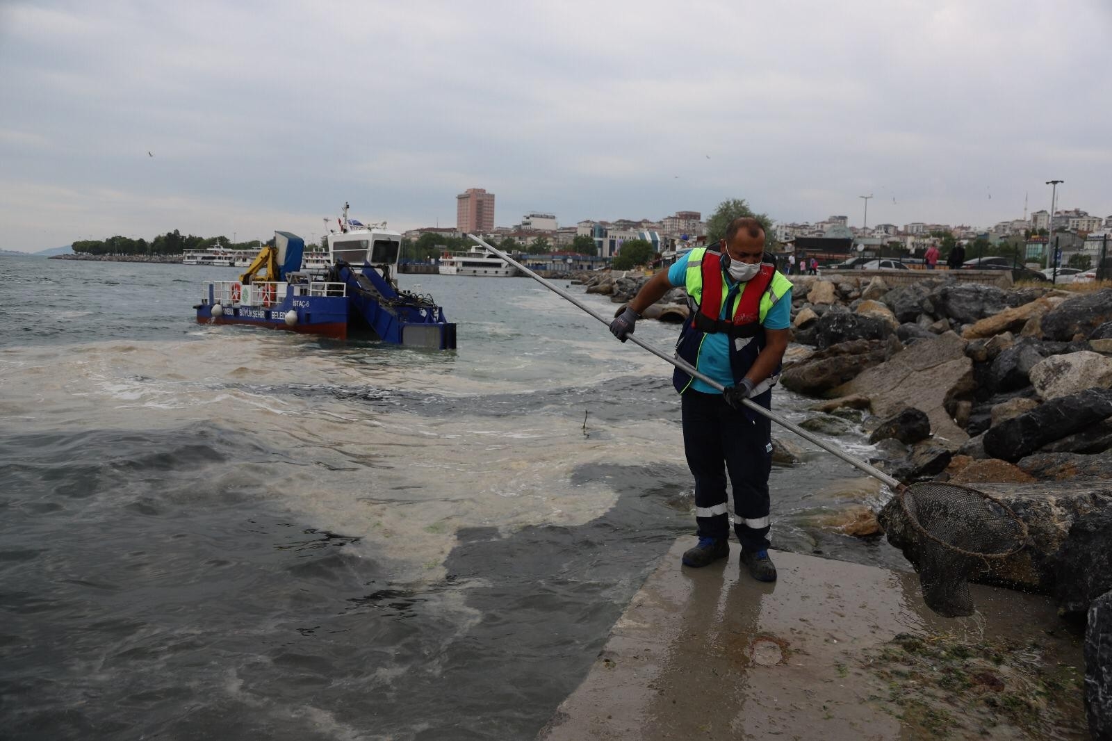 Kartal sahilleri deniz salyasından temizleniyor