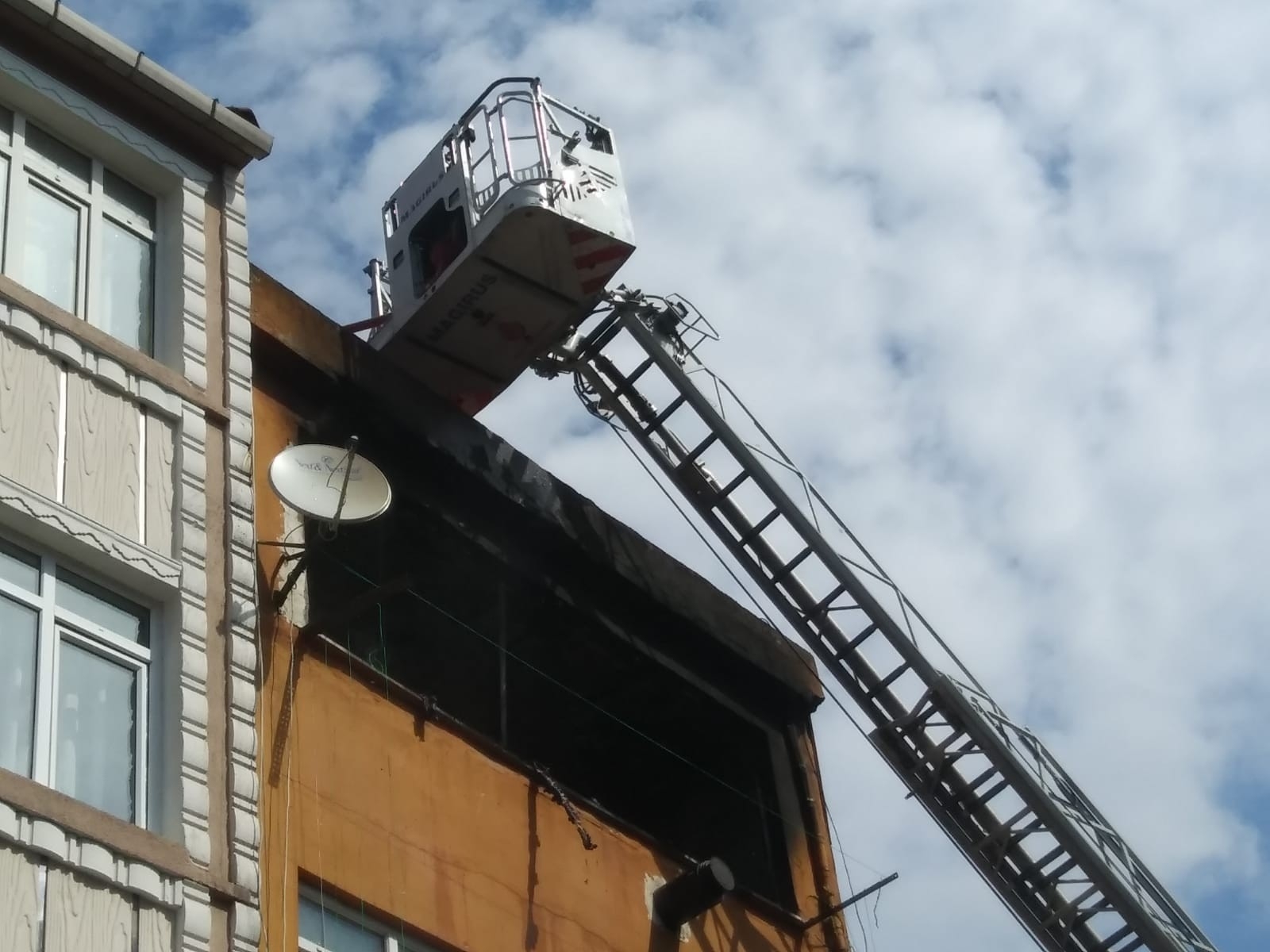 Fatih’te çıkan yangında bir ev küle döndü