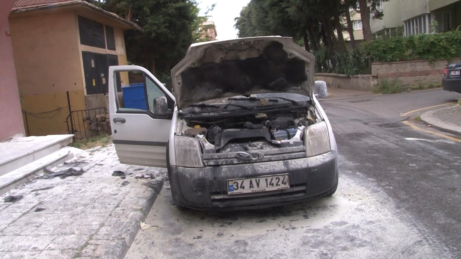 Üsküdar’da otomobili gözleri önünde alev topuna döndü