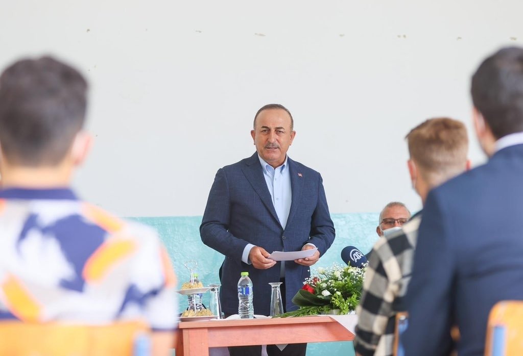 Bakan Çavuşoğlu, Celal Bayar Azınlık Lisesi’ni ziyaret etti