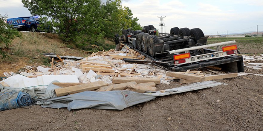 TIR Devrildi, baba öldü, oğlu yaralı