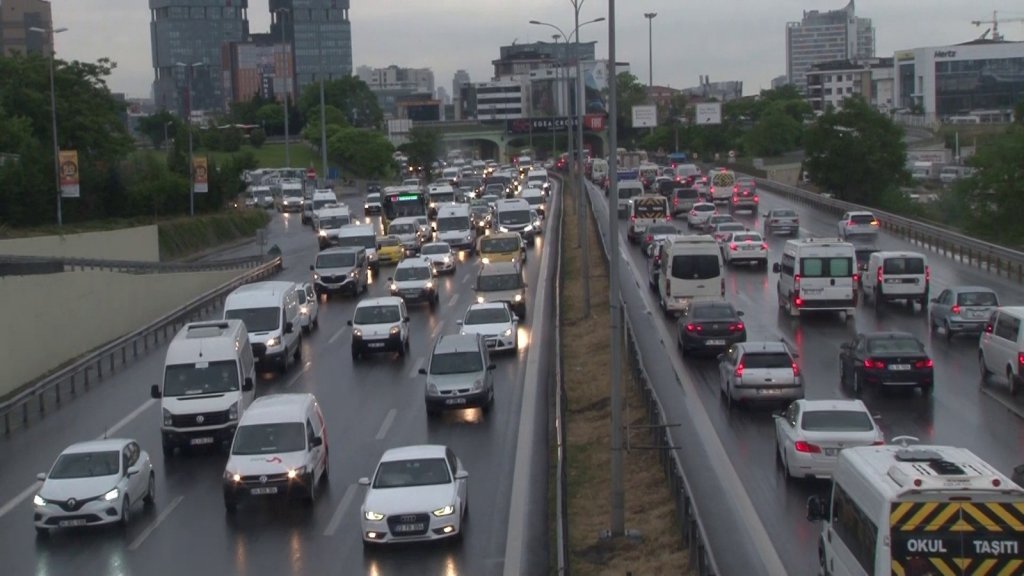 Kısıtlama sonrası İstanbul’da trafik yoğunluğu