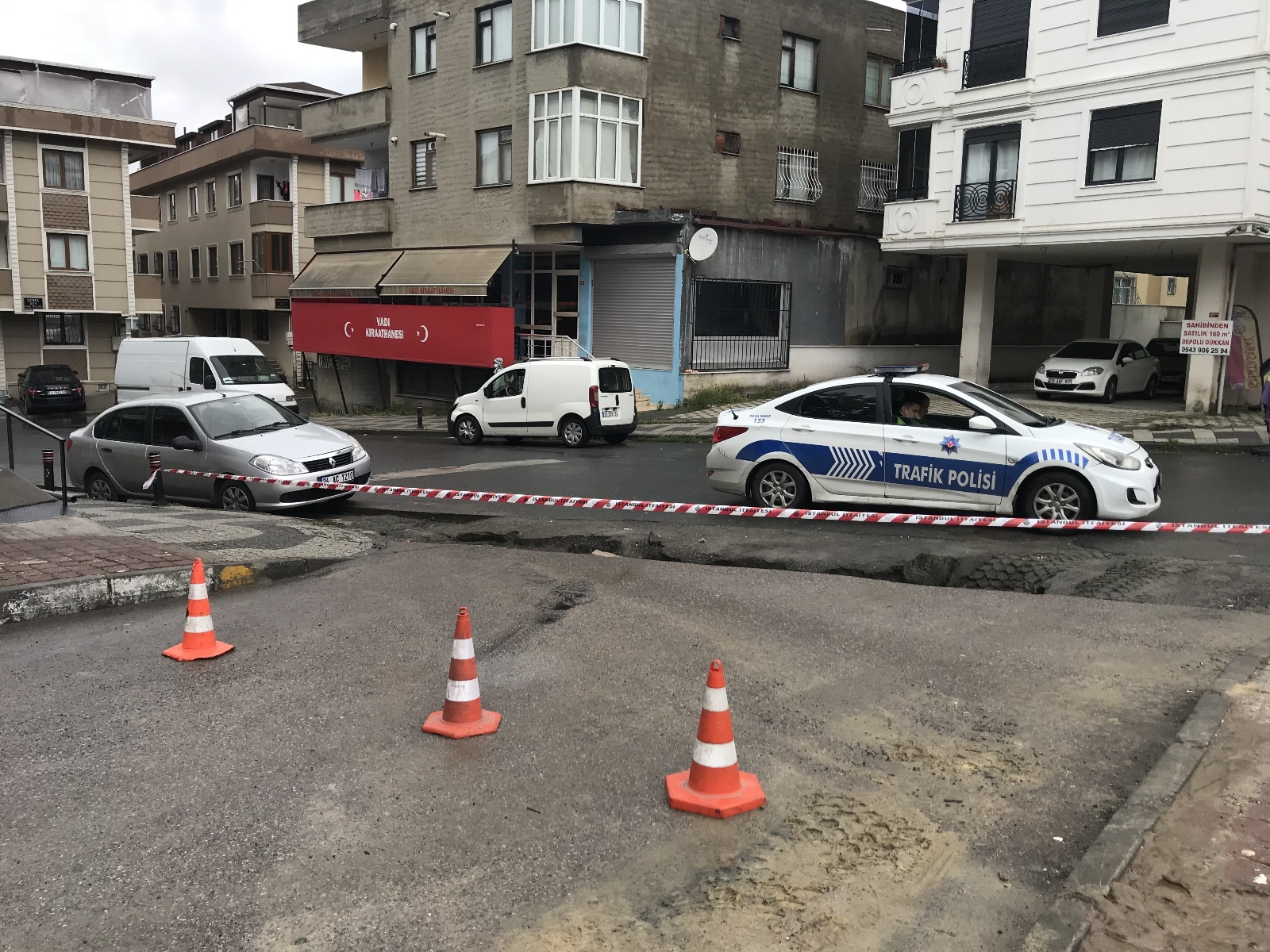 Ataşehir’de şiddetli yağış yolda çökmeye neden oldu