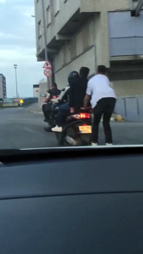 Gaziosmanpaşa’da patenli gençlerin tehlikeli yolculuğu kamerada