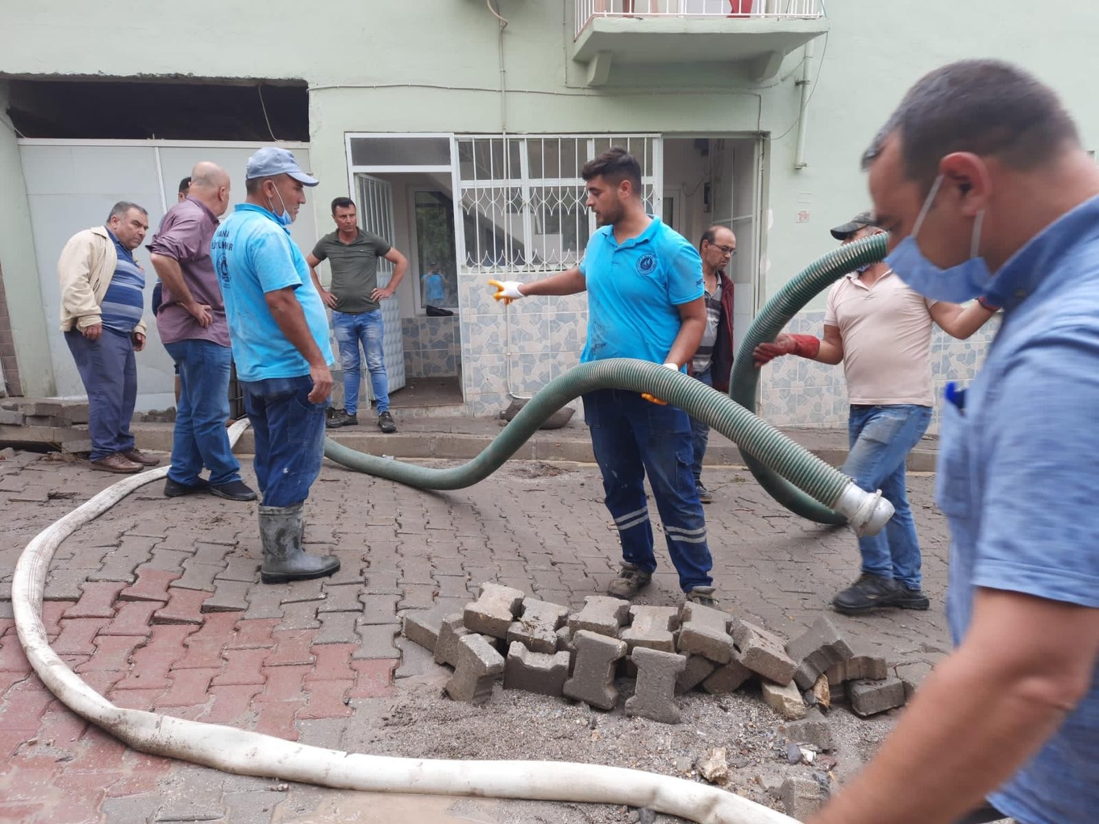 Manisa’da sel felaketi: 17 ev hasar gördü