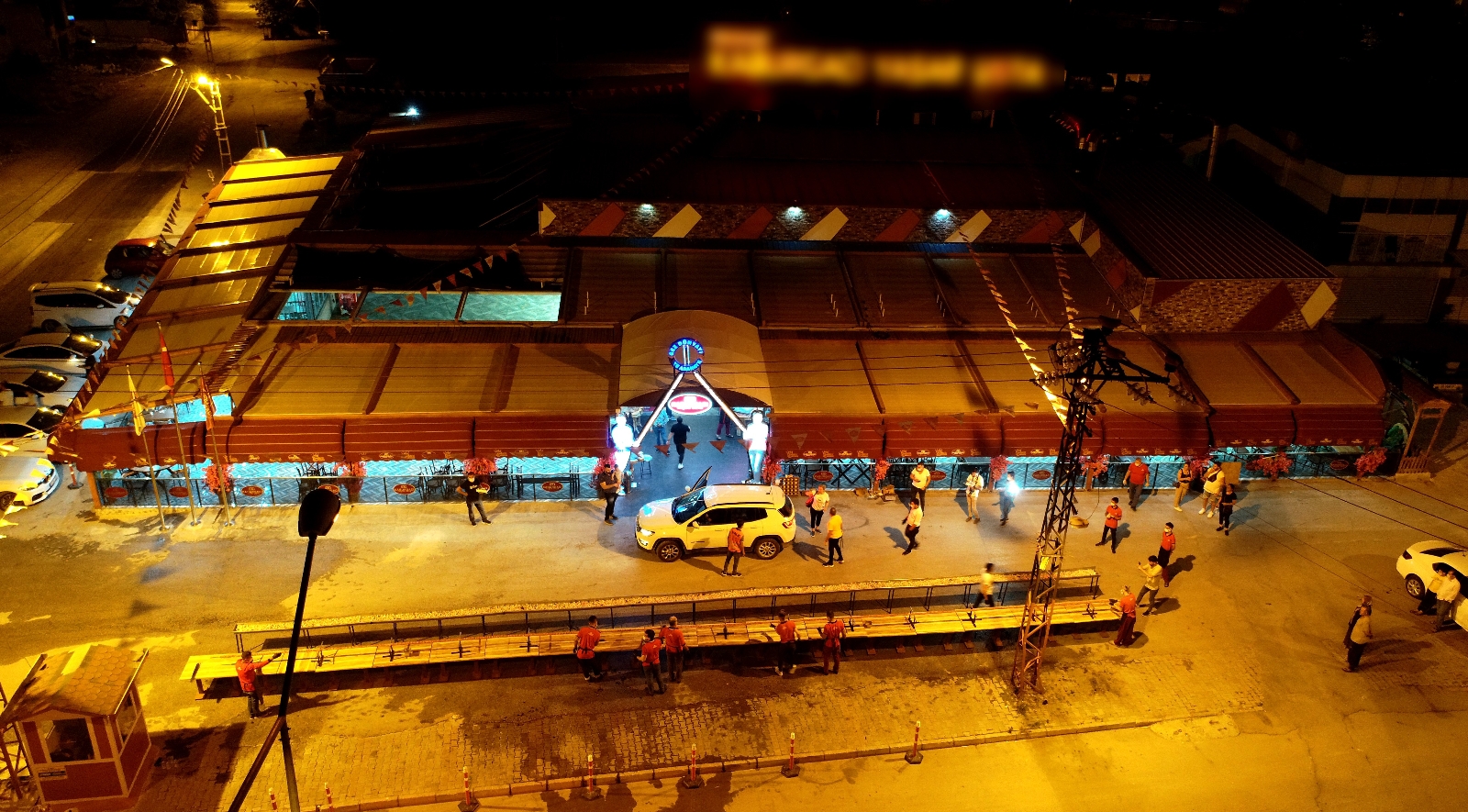 Restoranların açılışını havai fişek ve 35 metrelik kebapla kutladı