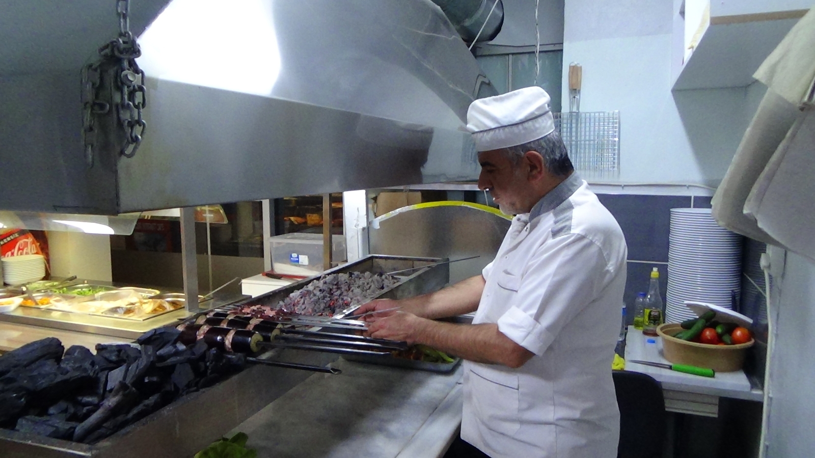 Açılma müjdesini alan kafe ve lokanta işletmecileri sabahı beklemeden hazırlıklara başladı