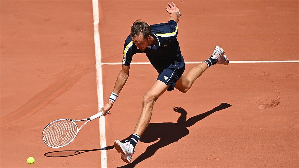 Medvedev Fransa Açık'ta İkinci Tura Yükseldi