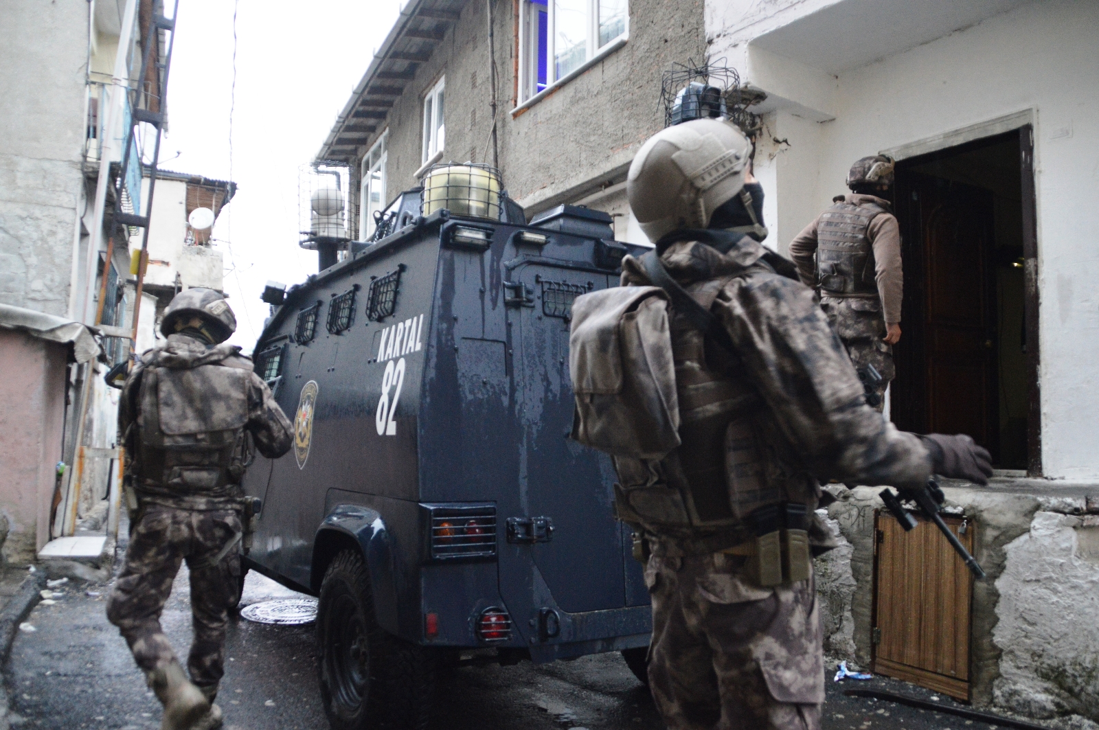 Beyoğlu’nda uyuşturucu operasyonu: Şafak vakti 30 adrese baskın yapıldı