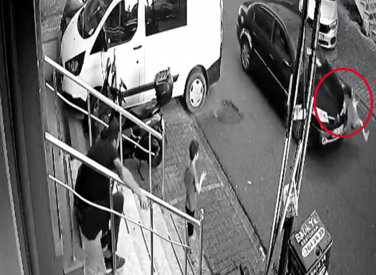 Çekmeköy’de otomobilin çocuğa çarpma anı kamerada
