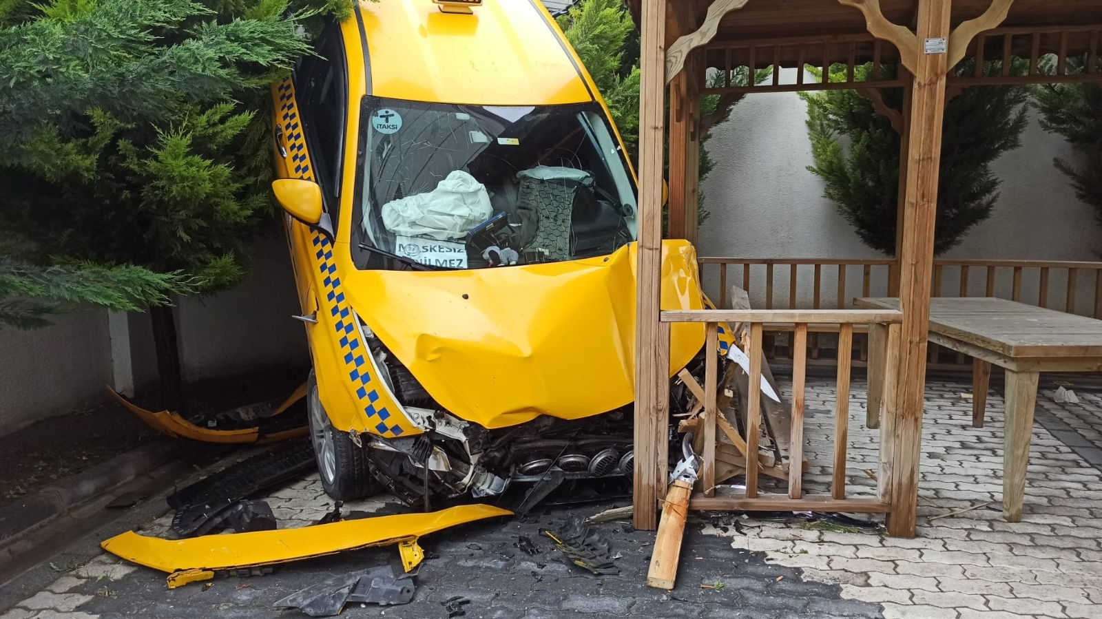 Beylikdüzü’nde ticari taksi sitenin bahçesine uçtu