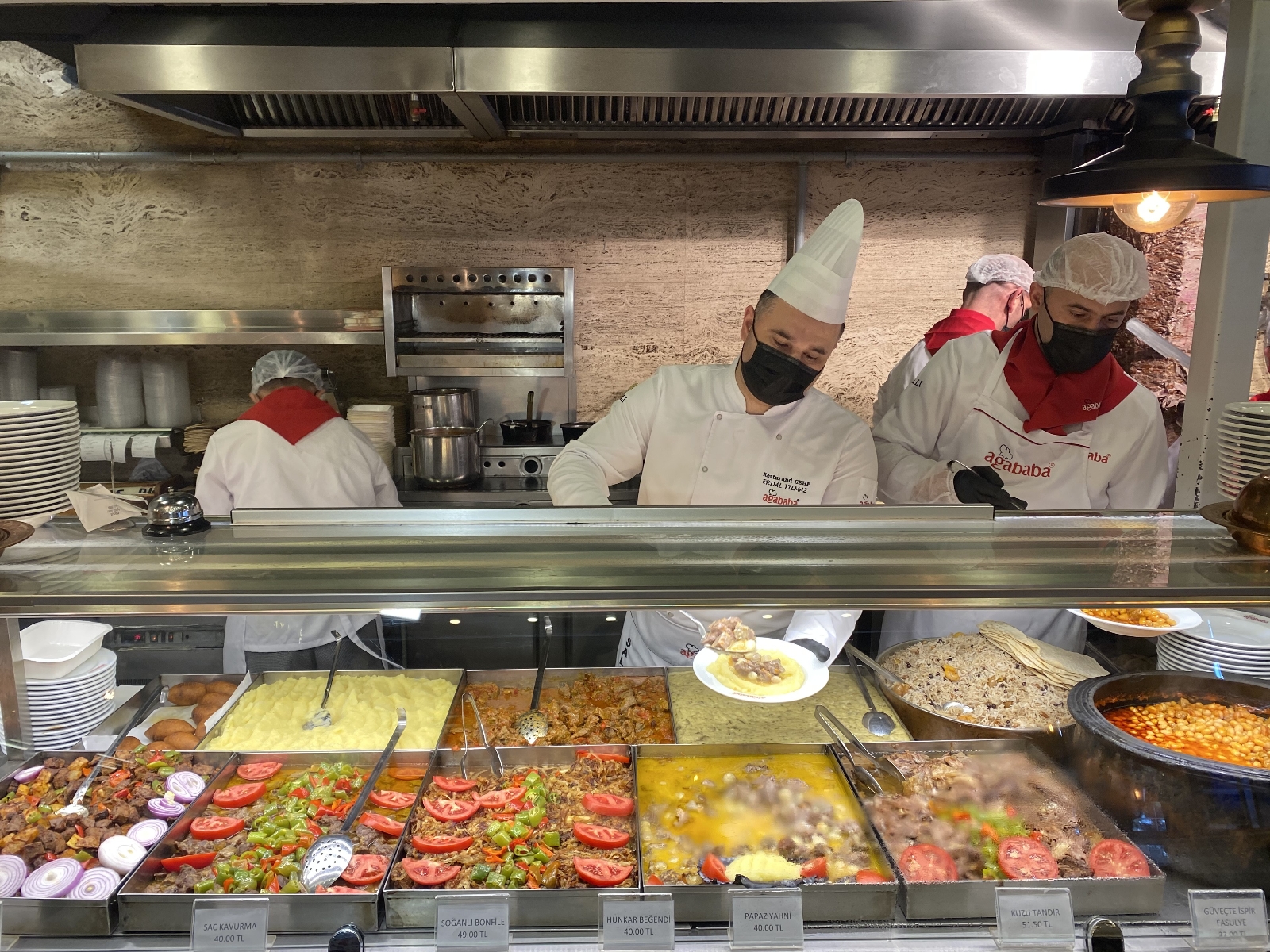 Yeni normalleşme kararıyla birlikte restoranlar hizmete açıldı