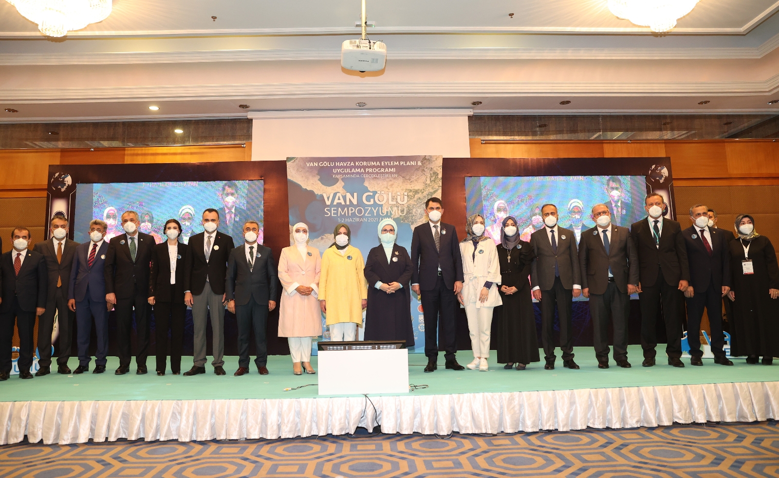 Emine Erdoğan: “Van Gölü, ülkemizin gerdanında safir bir kolye gibi parlıyor”