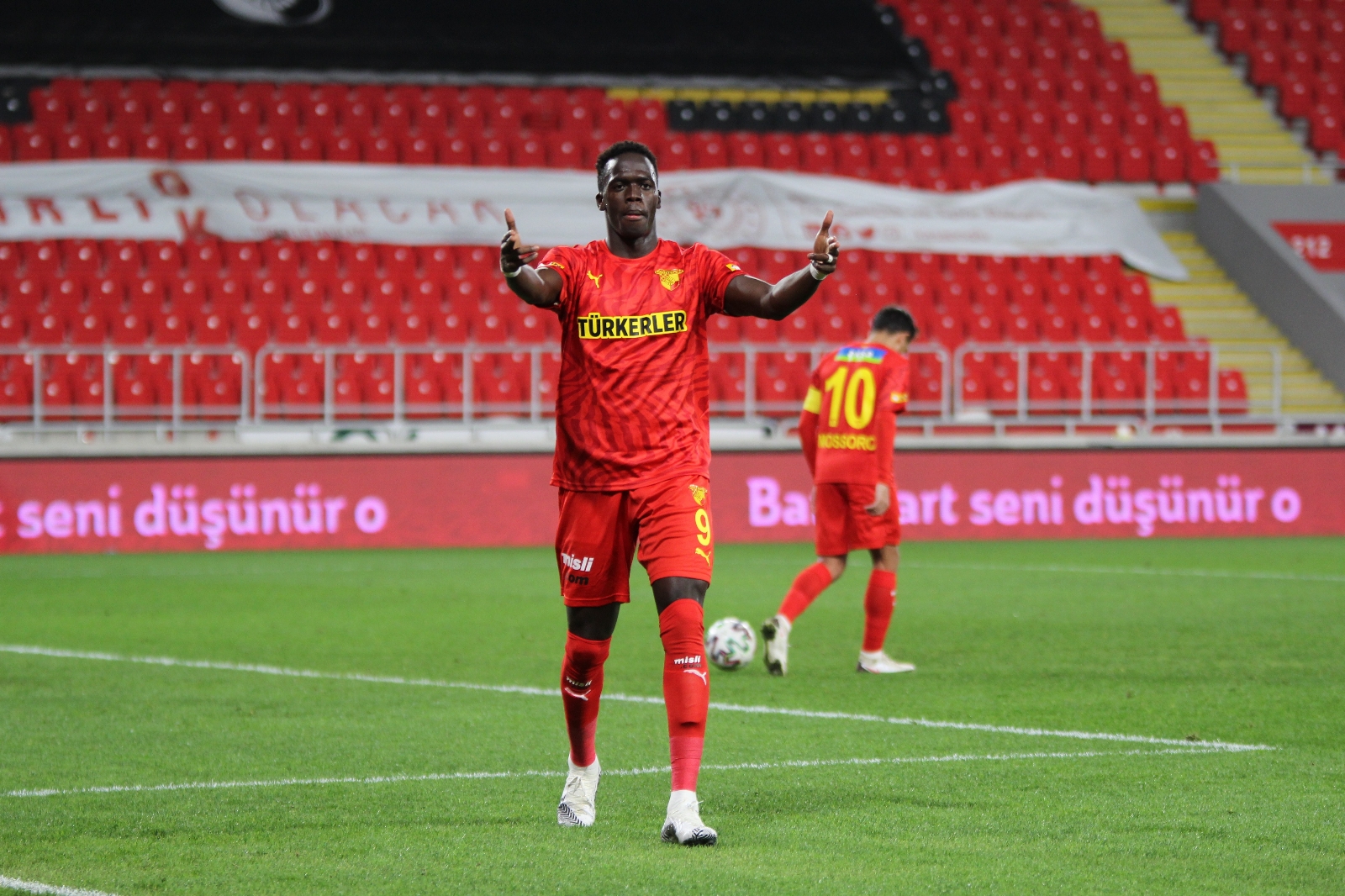 Göztepe, Cherif Ndiaye ile 3 yıllık sözleşme imzaladı