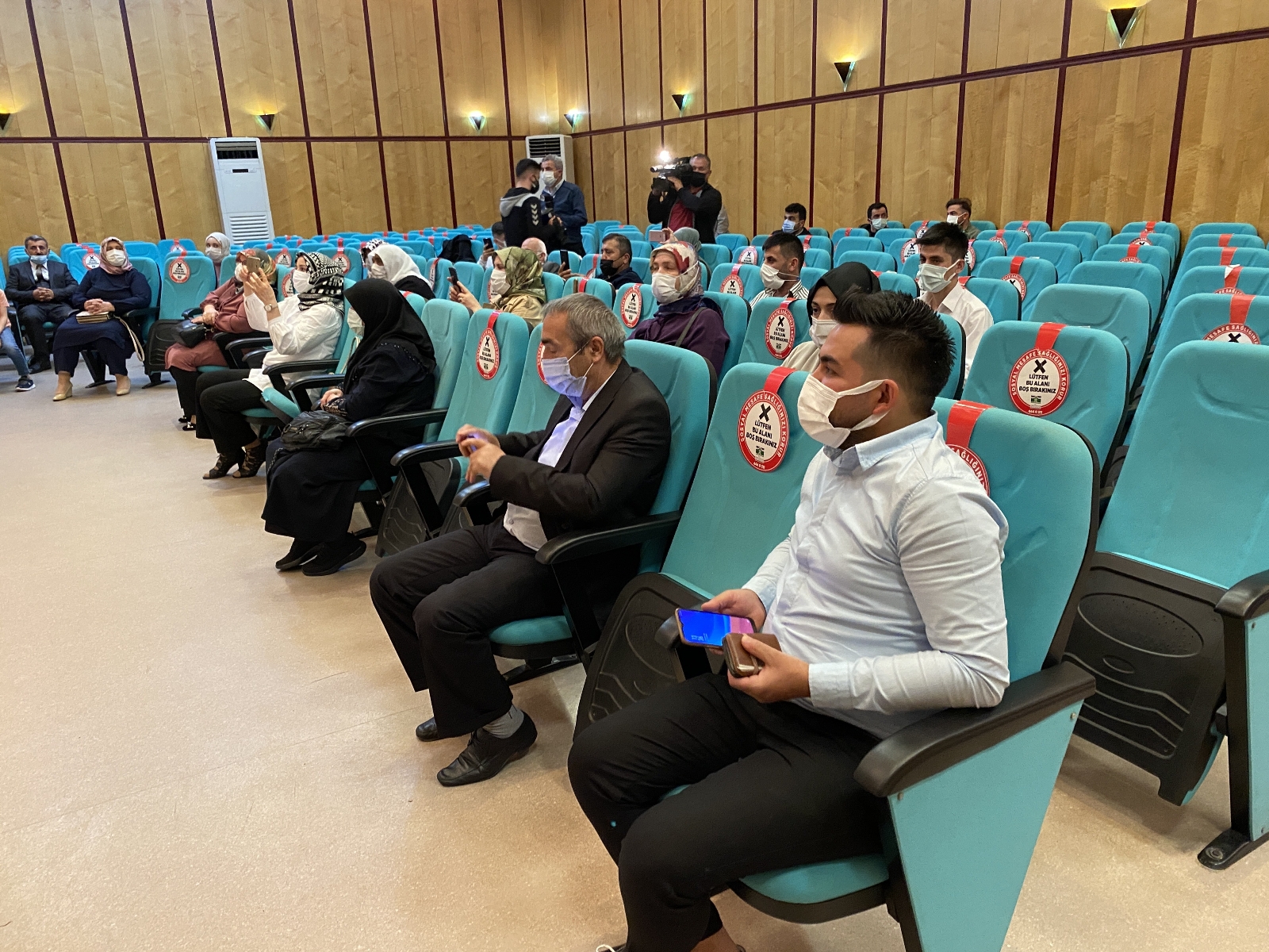 Nikahlar, davetliler huzurunda kıyılmaya başlandı