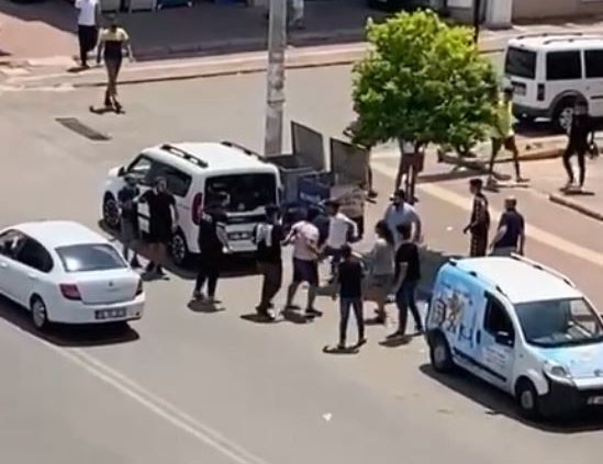 Cadde ortasında yumruklu sopalı kavga