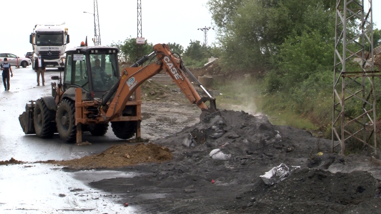 Başakşehir’de yol kenarına atılan kimyasal atığın üzeri toprakla örtüldü