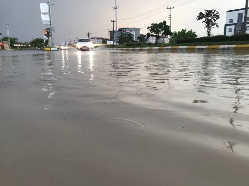 Edirne’de sağanak yağış yolları göle çevirdi, sürücüler zor anlar yaşadı