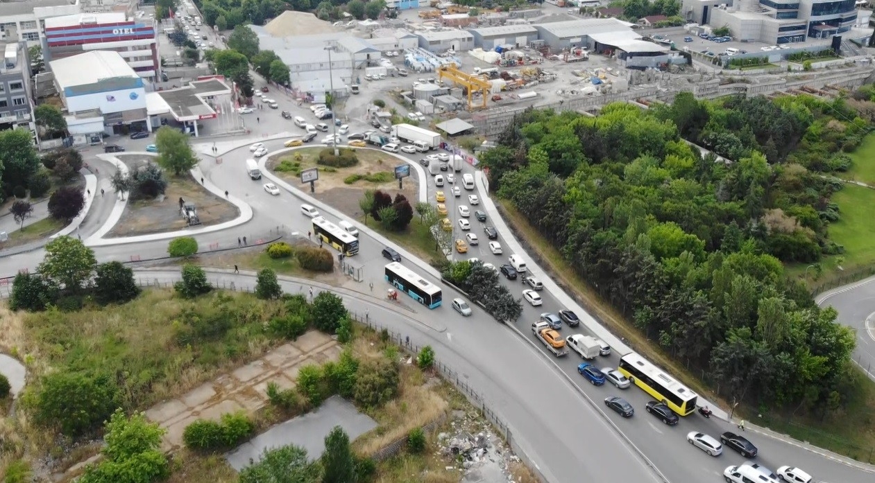 Kuyumcukent’te İBB’nin yaptığı kavşak çalışması trafiği kilitledi